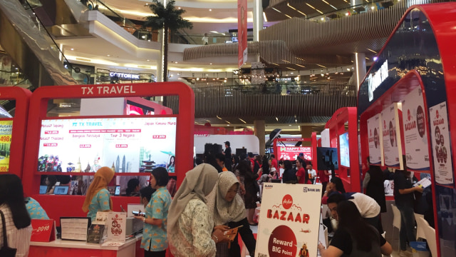 AirAsia Bazzar 2018 dipenuhi oleh pengunjung di Kota Kasablanka, Jumat (24/8/2108). (Foto:  Gitario Vista Inasis/kumparan)