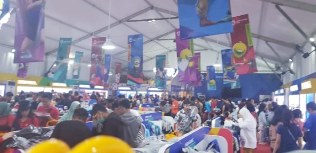 Mereka Berjuang Mendapatkan Suvenir Asian Games (2)