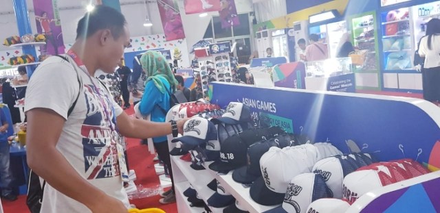 Mereka Berjuang Mendapatkan Suvenir Asian Games (4)