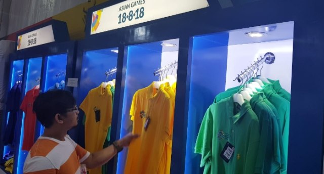 Mereka Berjuang Mendapatkan Suvenir Asian Games (5)
