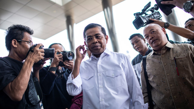 Idrus Marham (tengah) saat akan menjalani pemeriksaan di gedung KPK, Jakarta, Kamis (26/7/2018). (Foto: Antara/Aprillio Akbar)