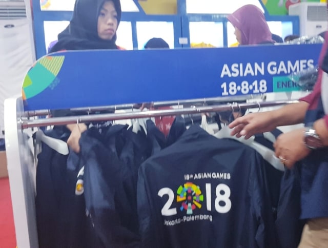 Mereka Berjuang Mendapatkan Suvenir Asian Games (3)