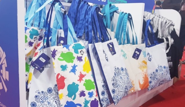 Mereka Berjuang Mendapatkan Suvenir Asian Games (1)