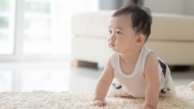 Ilustrasi bayi merangkak. (Foto: Shutterstock)