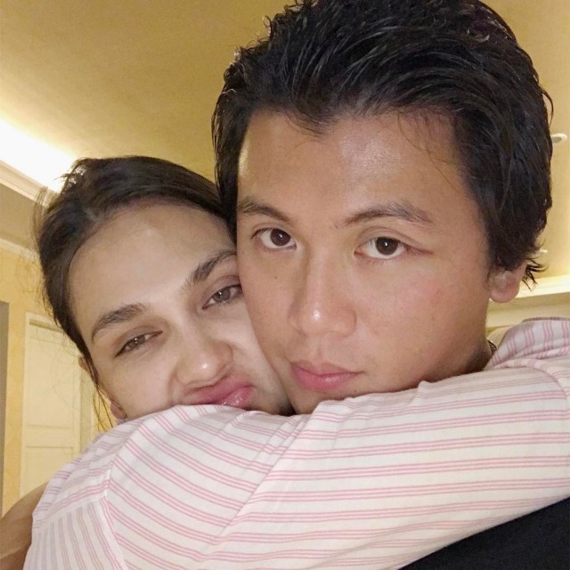 10 Potret Romantis Luna Maya dan Reino Barack (2)
