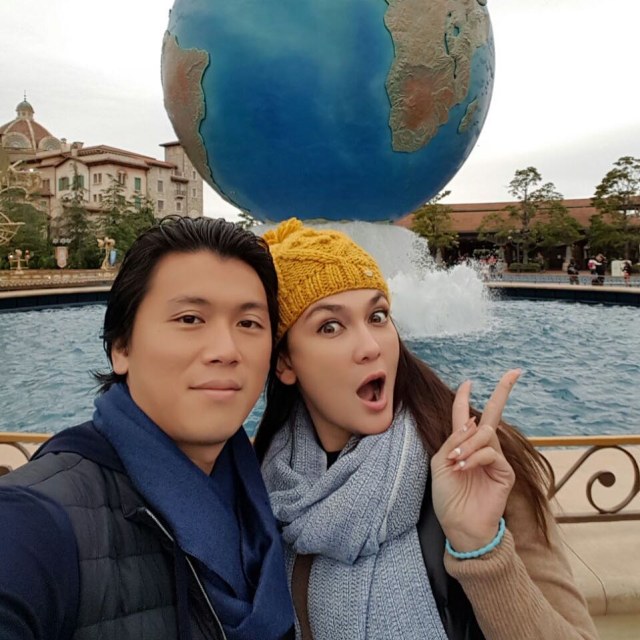 10 Potret Romantis Luna Maya dan Reino Barack (10)