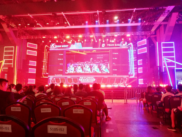 Suasana Hall 3 Hong Kong Convention Centre dalam turnamen Hong Kong eSports and Music Festival.  (Foto: Yoga Cholandha/kumparan)