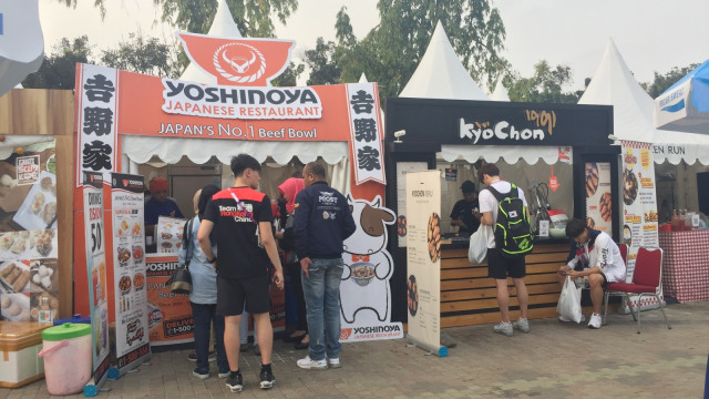 Kuliner Laris Manis di GBK saat Asian Games, Jumat (24/8/2018). (Foto: Nurul Nur Azizah/kumparan)
