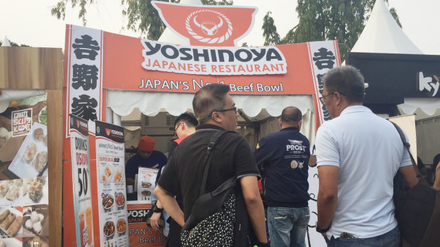 Kuliner Laris Manis di GBK saat Asian Games, Jumat (24/8/2018). (Foto: Nurul Nur Azizah/kumparan)