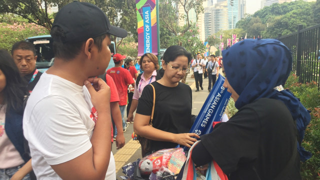 Penjual Souvenir Asian Games Raup Omzet Jutaan Rupiah, Jumat (24/8/2018). (Foto: Nurul Nur Azizah/kumparan)
