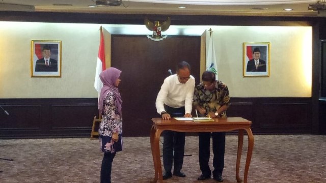 Penandatanganan saat sertijab menteri sosial dari Idrus Marham kepada Agus Gumiwang di Kemensos, Jumat (24/8). (Foto: Maulana Ramadhan/kumparan)