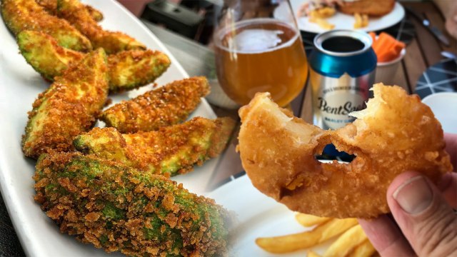 Ilustrasi Buah yang Bisa Digoreng. (Foto: Instgaram/@speakeasylongbeach, Instagram/@pineapple_fritter_fella)