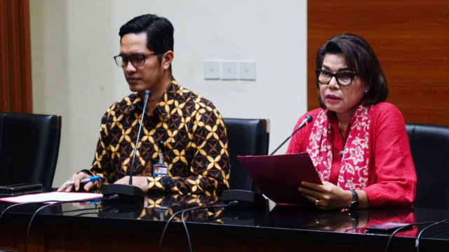 Jubir KPK Febri Diansyah dan Pimpinan KPK Basaria Pandjaitan, Jumat (24/8/2018). (Foto: Iqbal Firdaus/kumparan)