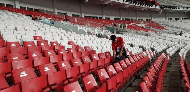 com-Karyawan Alfamart Membersihkan Tribun SUGBK (Foto: Alfamart)