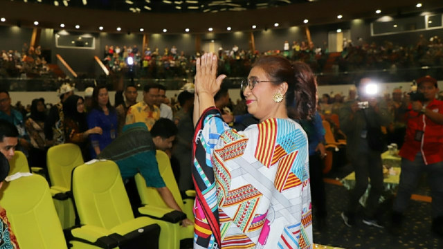 Susi Pudjiastuti dapat gelar kehormatan dari Suku Dayak Kenyah. (Foto: Dok. KKP)