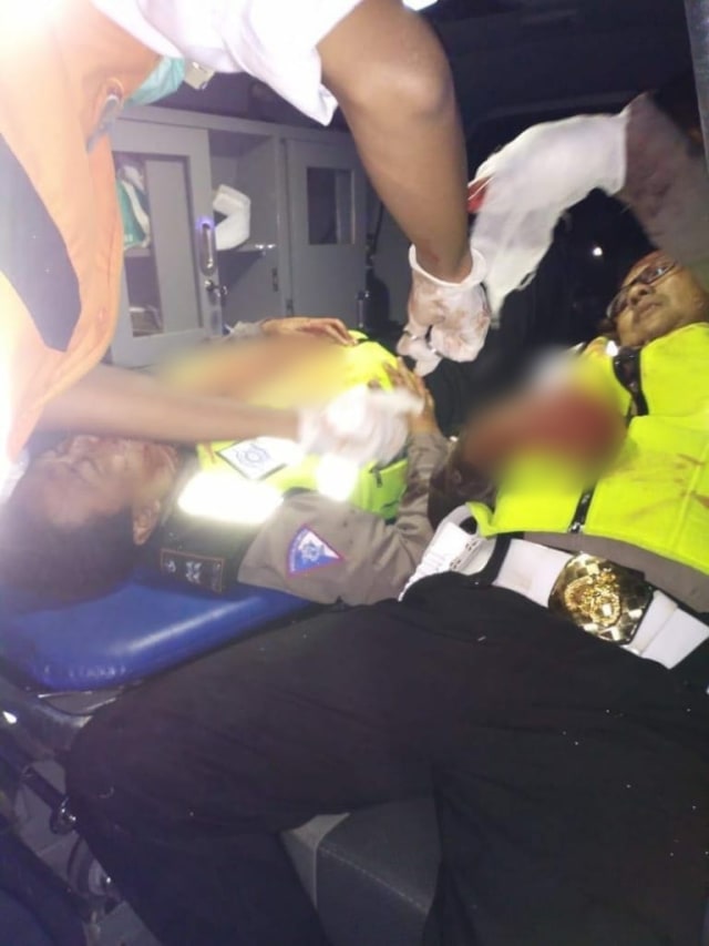 Dua polisi ditlantas Polda Jawa Barat Ditembak di Cirebon (24/8/18). (Foto: Polda Jabar)