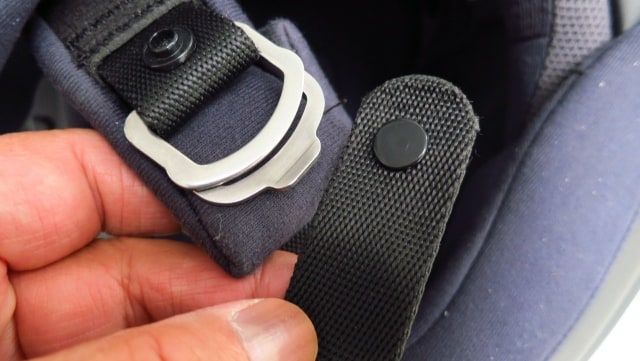 Sistem penguncian double D ring pada helm (Foto: dok. Car anda Rider)