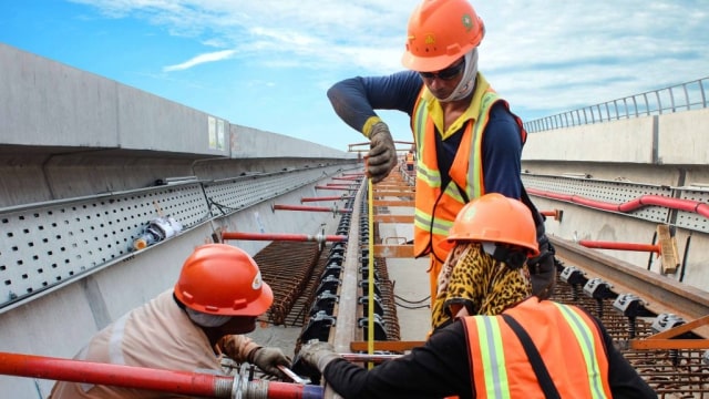 Pemasangan rel LRT Jabodebek, Jakarta, Sabtu (25/08/2018). (Foto: Dok. Adhi Karya)