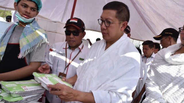 Menteri Agama Drs. H. Lukman Hakim Saifuddin sedang mengecek makanan untuk para jemaah haji (23/8/18). (Foto: Twitter @Kemenag_RI)