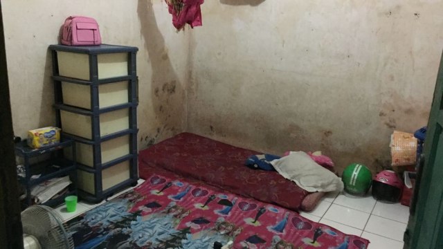 Kondisi tempat tinggal balita yang dianiaya bapak tiri hingga koma di Jalan Tipar Cakung, Gang Pojok, Cilincing, Jakarta Utara, Sabtu (25/8/2018). (Foto: Paulina Herasmaranindar/kumparan)