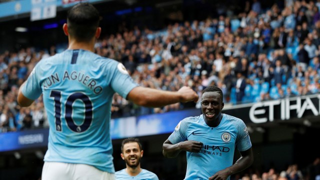 Aguero dan Mendy rayakan gol. (Foto: REUTERS/Darren Staples)