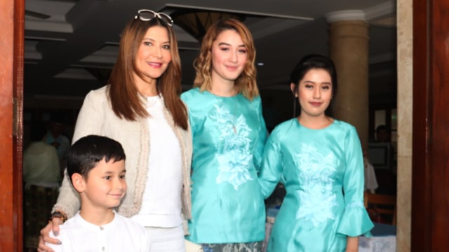 Kimberly Ryder, Tamara Bleszynski, dan adik Kimberly Ryder. (Foto: Munady Widjaja)