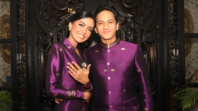Ge Pamungkas dan Tunangannya, Anastasia Herzigova, usai proses lamaran, Minggu (26/8). Foto: Munady Widjaja