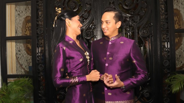 Ge Pamungkas dan Tunangannya, Anastasia Herzigova, usai proses lamaran, Minggu (26/8). (Foto: Munady Widjaja)