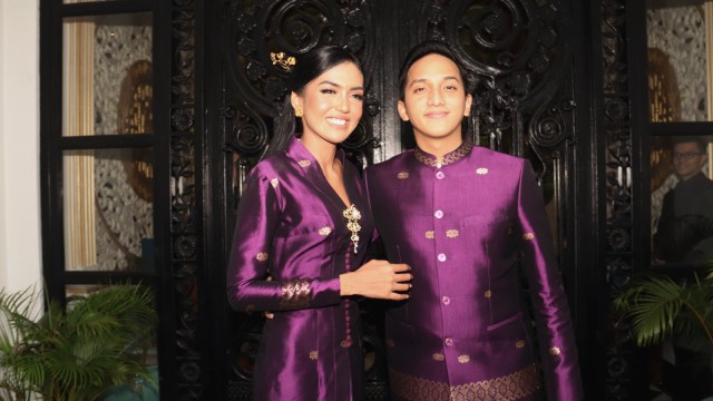 Ge Pamungkas dan Tunangannya, Anastasia Herzigova, usai proses lamaran, Minggu (26/8). (Foto: Munady Widjaja)