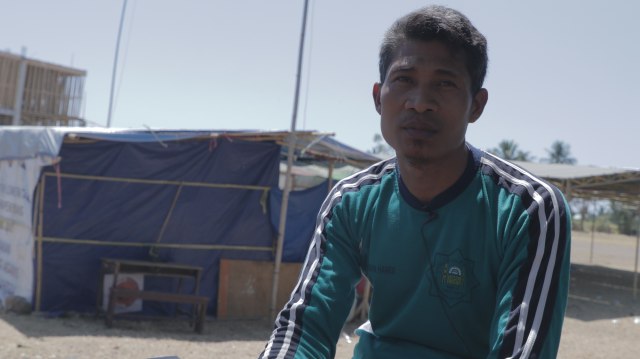 Suwarsah, Ketua RT di Desa Rempek, Lombok Utara. Ia trauma karena adik dan kemenakannya tewas dalam gempa. (Foto: Dwi Herlambang/kumparan)