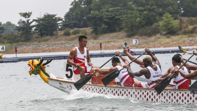 Tim putra perahu naga Indonesia beraksi di Asian Games 2018. Foto: Antara/M N Kanwa