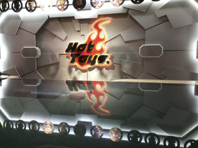 Action figure dari berbagai franchise film dipamerkan di galeri Secret Base, Kowloon, milik Hot Toys. (Foto: Yoga Cholandha/kumparan)