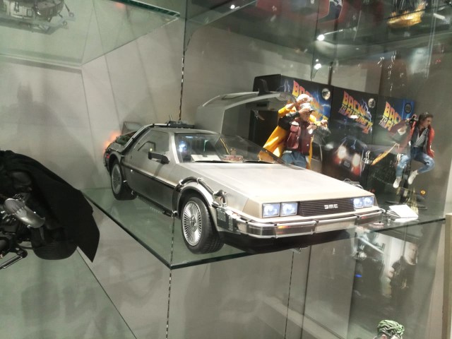 Action figure dari berbagai franchise film dipamerkan di galeri Secret Base, Kowloon, milik Hot Toys. (Foto: Yoga Cholandha/kumparan)