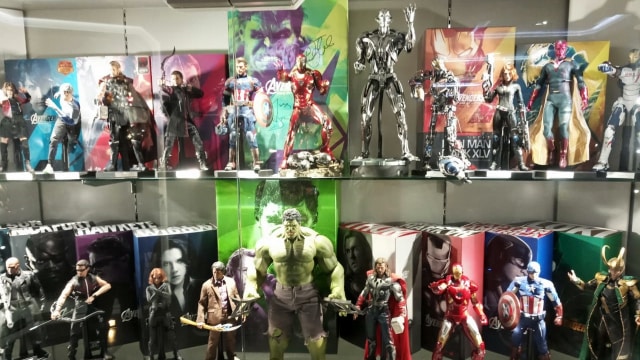Action figure dari berbagai franchise film dipamerkan di galeri Secret Base, Kowloon, milik Hot Toys. (Foto: Yoga Cholandha/kumparan)