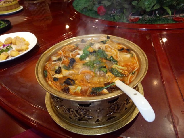 Sup dengan olahan daging kambing di Yan Lan Lou (Foto: Rachmadin Ismail/kumparan)