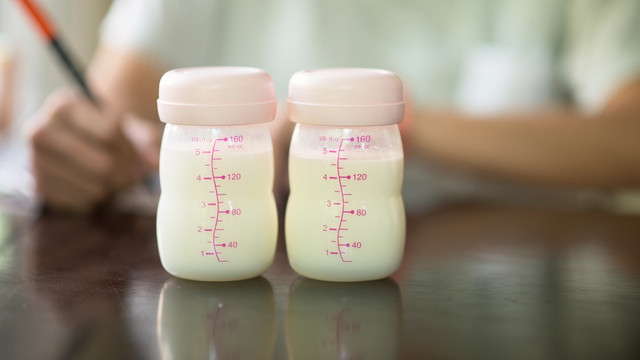 ASI perah berbeda dengan ASI yang disimpan pada payudara ibu yang tak akan basi. (Foto: Shutterstock)