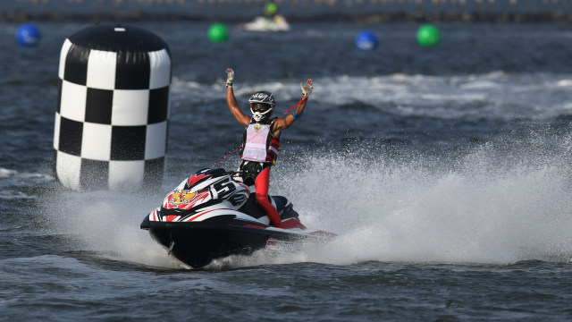 Aqsa Sutan Aswar di final jetski endurance runabout AG 2018. (Foto: ANTARA FOTO/INASGOC/Bram Selo Agung)