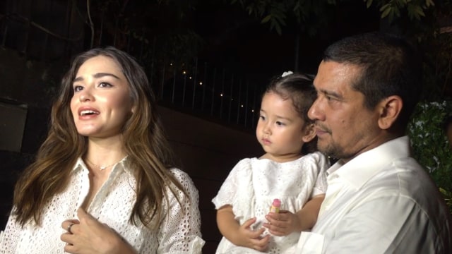 Yasmine Wildblood beserta suami dan anak (Foto: Maria Gabrielle Putrinda/kumparan)