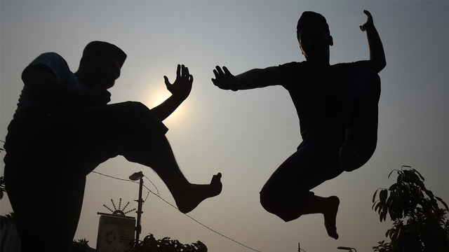 Dua atlet menampilkan seni beladiri Silat di Jakarta. Foto: ANTARA FOTO/Indrianto Eko Suwarso