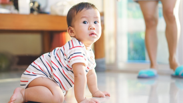 Ilustrasi bayi merangkak. (Foto: Shutterstock)