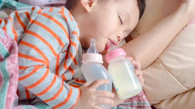 Ilustrasi anak minum susu formula hingga tertidur (Foto: Shutterstock)