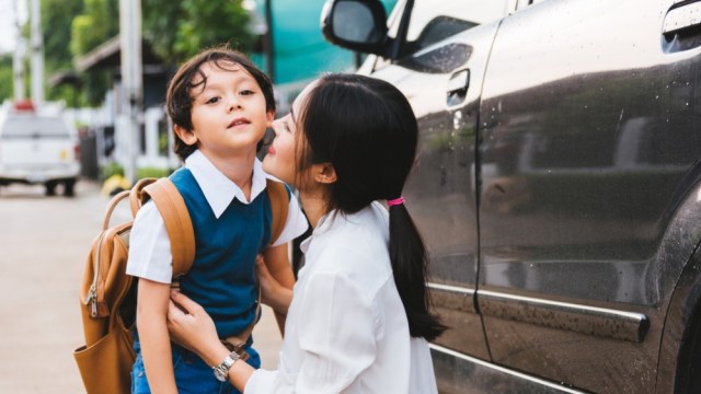 Saat sudah di depan gerbang pun, anak bisa tiba-tiba tak mau sekolah Foto: Shutterstock