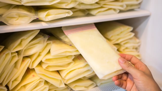 Ilustrasi ASI perah yang berwarna kekuningan. Foto: Shutter stock 