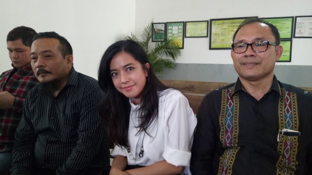 Istri Delon, Yeslin Wang, bersama dengan kuasa hukumnya, Osner Johnson Sianipar di PN Jakarta Barat, Senin (27/8) (Foto: DN. Mustika Sari/kumparan)
