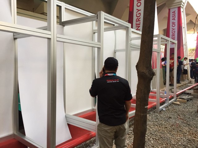 Partisi tempat atlet pencak silat mempersiapkan diri yang dirusak. (Foto: Sandy Firdaus/kumparan)