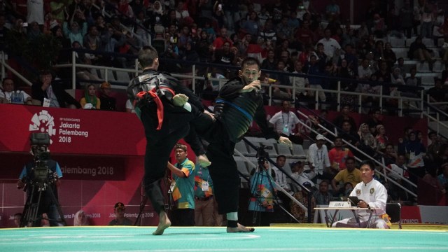 Iqbal Candra Pratama (biru) berhasil kalahkan atlet pencak silat dari Vietnam, Ngoc Toan Nguyen dengan hasil 4-1 di Asian Games 2018 di Jakarta. (Foto: Aditia Noviansyah/kumparan)