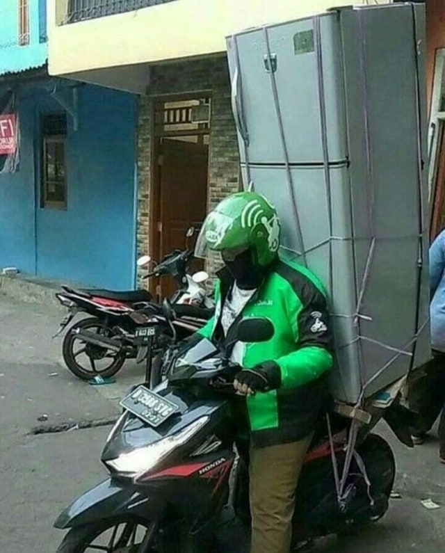 5 Potret Perjuangan Driver Ojek Online Antar Barang Tak Lazim (1)