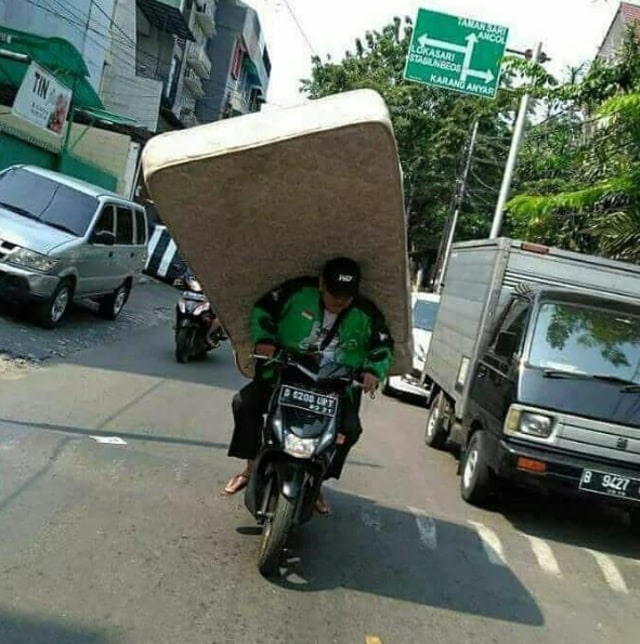 5 Potret Perjuangan Driver Ojek Online Antar Barang Tak Lazim (3)