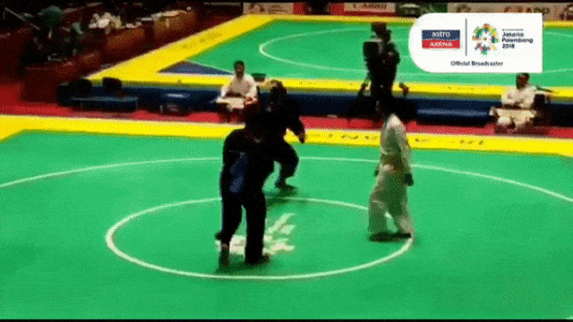 Aksi Tidak Sportif Yang Diduga Dilakukan oleh Atlet Pencak Silat Malaysia (Foto: Twitter/Gie Wahyudi)