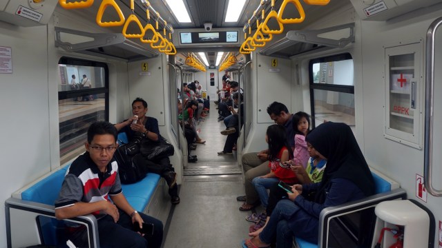 Gratis Naik LRT Palembang selama Asian Games 2018 berlangsung (27/08/2018). (Foto: Fanny Kusumawardhani/kumparan)